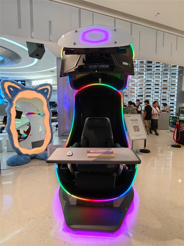 酷冷至尊机电散新品齐发：10万的电竞舱、4.3万的液冷主机、3万的“鞋子”