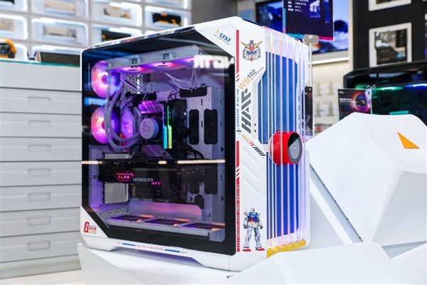 酷冷至尊机电散新品齐发：10万的电竞舱、4.3万的液冷主机、3万的“鞋子”