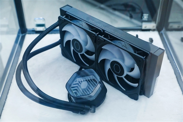 酷冷至尊机电散新品齐发：10万的电竞舱、4.3万的液冷主机、3万的“鞋子”