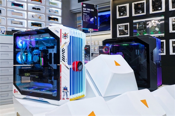 酷冷至尊机电散新品齐发：10万的电竞舱、4.3万的液冷主机、3万的“鞋子”