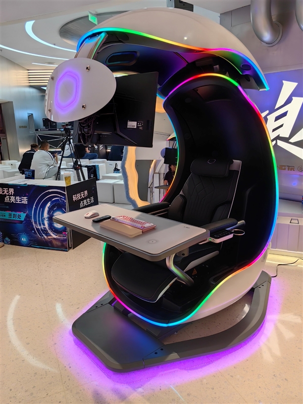 酷冷至尊机电散新品齐发：10万的电竞舱、4.3万的液冷主机、3万的“鞋子”