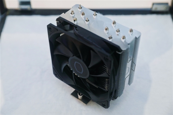 酷冷至尊机电散新品齐发：10万的电竞舱、4.3万的液冷主机、3万的“鞋子”