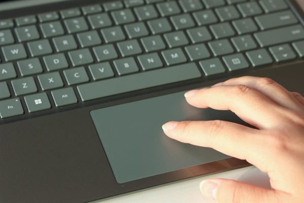 比MacBook Air还轻的轻薄本！微软Surface Laptop Go 3上手