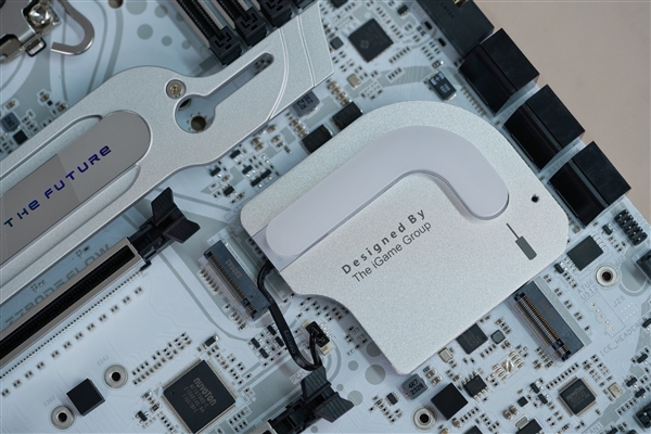 独特波浪造型吸睛！七彩虹iGame Z790D5 FLOW V20主板图赏