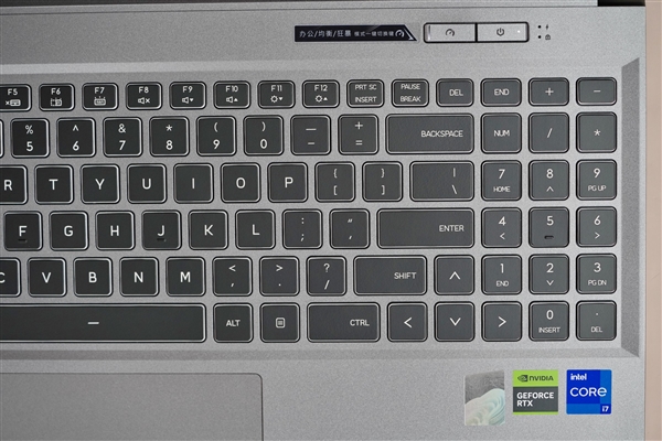 酷睿i7+RTX 4060仅5999元！机械革命极光Pro游戏本图赏