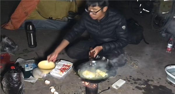 靠着一人一狗一单车:这哥们在B站上疯涨10万粉丝