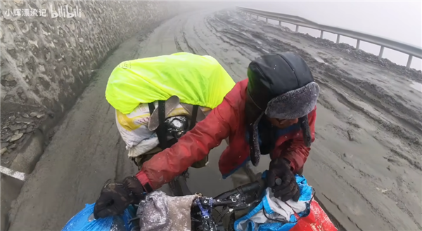 靠着一人一狗一单车:这哥们在B站上疯涨10万粉丝