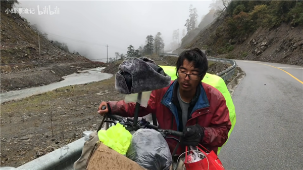 靠着一人一狗一单车:这哥们在B站上疯涨10万粉丝