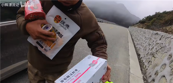 靠着一人一狗一单车:这哥们在B站上疯涨10万粉丝