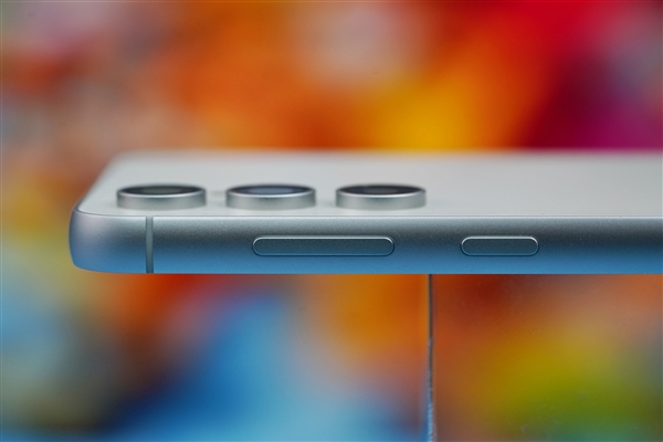 简约小直屏！三星Galaxy S23 FE晴云白图赏