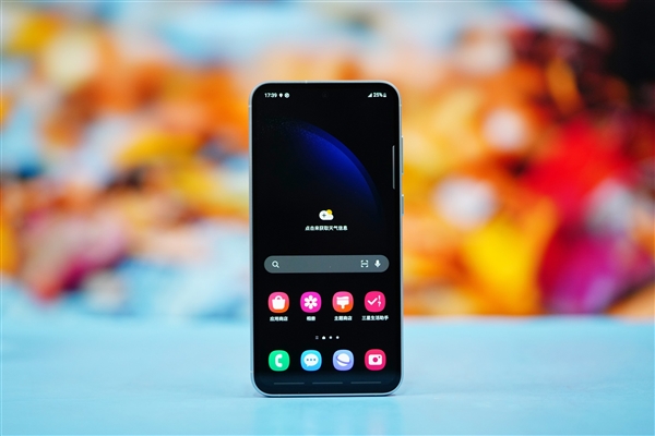 简约小直屏！三星Galaxy S23 FE晴云白图赏