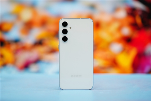 简约小直屏！三星Galaxy S23 FE晴云白图赏