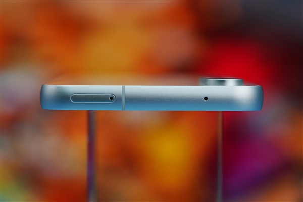 简约小直屏！三星Galaxy S23 FE晴云白图赏