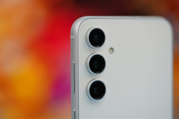 简约小直屏！三星Galaxy S23 FE晴云白图赏