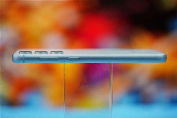 简约小直屏！三星Galaxy S23 FE晴云白图赏