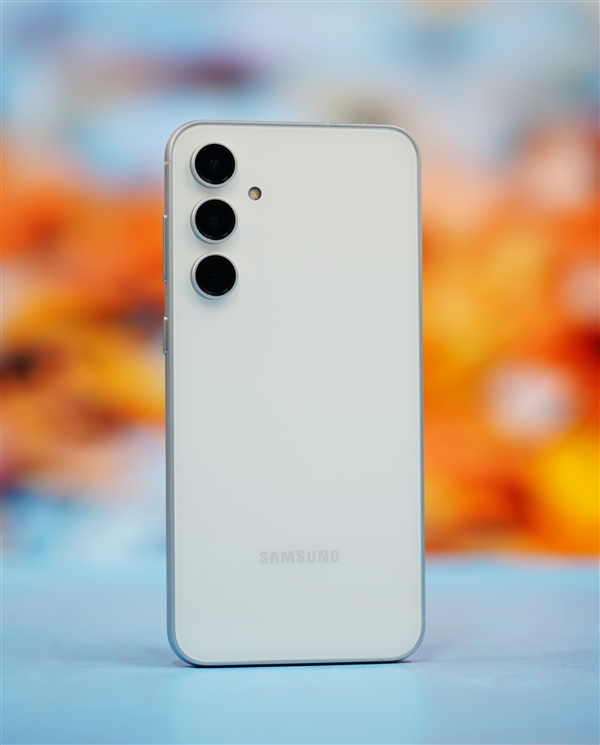 简约小直屏！三星Galaxy S23 FE晴云白图赏