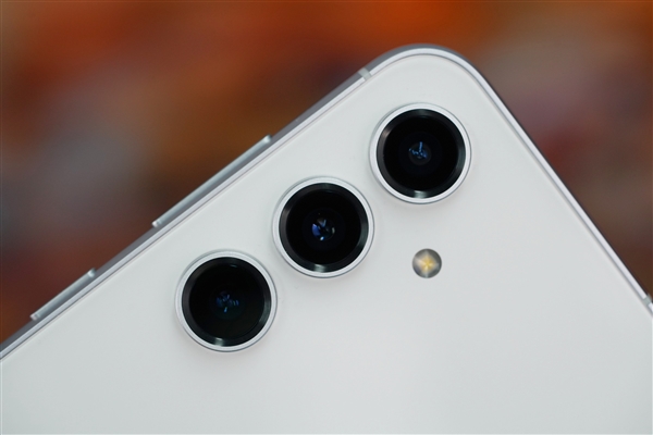 简约小直屏！三星Galaxy S23 FE晴云白图赏