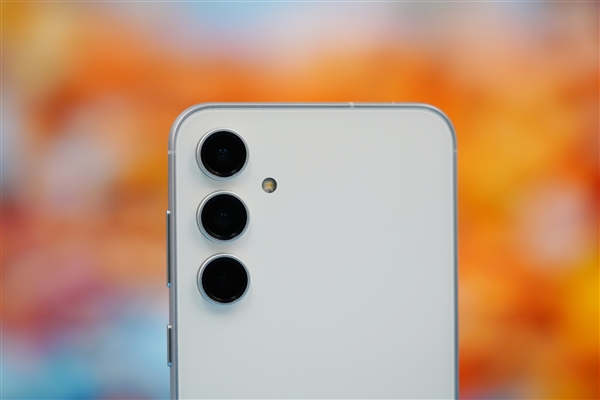 简约小直屏！三星Galaxy S23 FE晴云白图赏