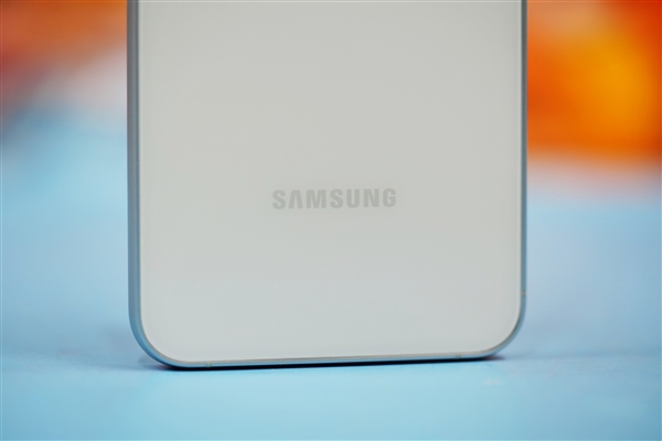 简约小直屏！三星Galaxy S23 FE晴云白图赏