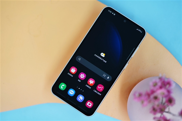 简约小直屏！三星Galaxy S23 FE晴云白图赏