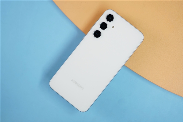 简约小直屏！三星Galaxy S23 FE晴云白图赏