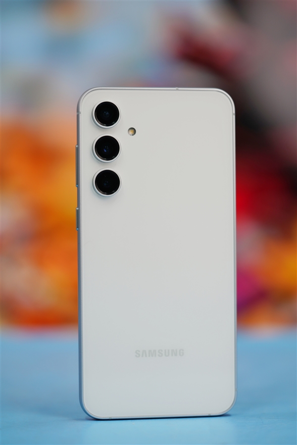 简约小直屏！三星Galaxy S23 FE晴云白图赏