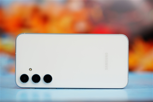 简约小直屏！三星Galaxy S23 FE晴云白图赏