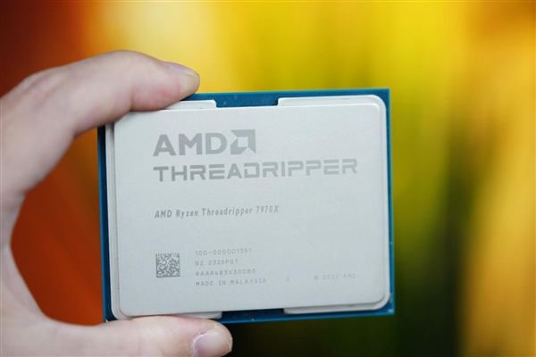 32核64线程！AMD锐龙7970X处理器图赏
