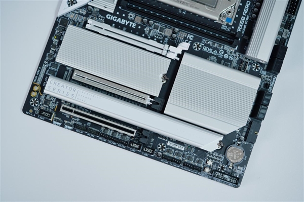 支持AMD锐龙线程撕裂者7000！技嘉TRX50 AERO D主板图赏