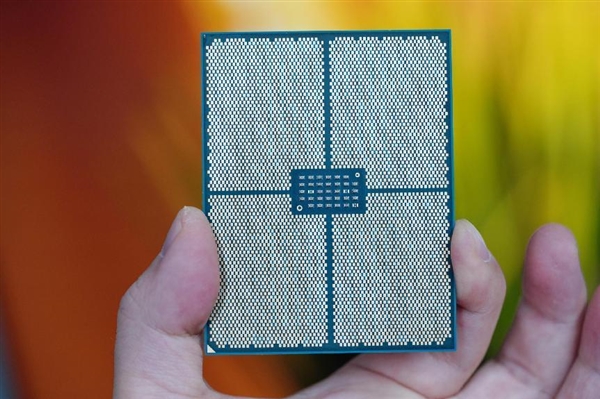 32核64线程！AMD锐龙7970X处理器图赏