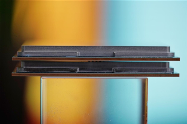 32核64线程！AMD锐龙7970X处理器图赏