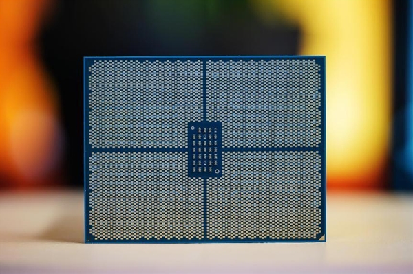 64核128线程！AMD锐龙7980X处理器图赏