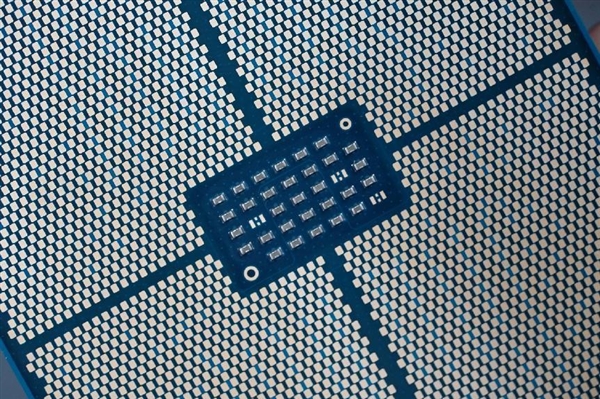 32核64线程！AMD锐龙7970X处理器图赏