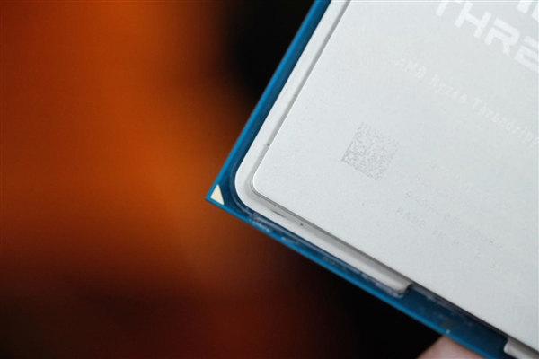 32核64线程！AMD锐龙7970X处理器图赏