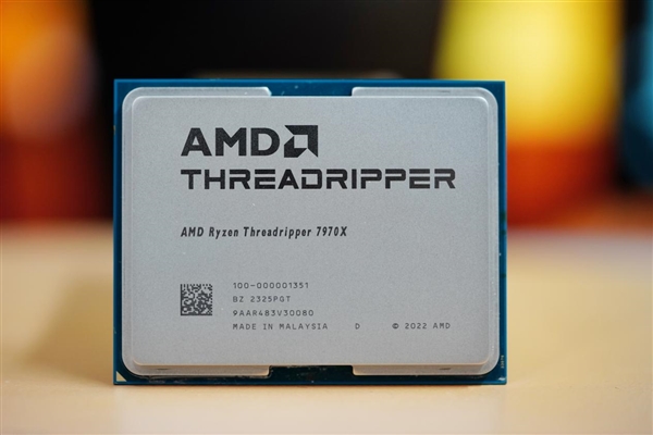 32核64线程！AMD锐龙7970X处理器图赏
