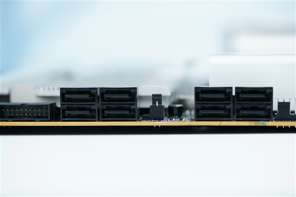 支持AMD锐龙线程撕裂者7000！技嘉TRX50 AERO D主板图赏