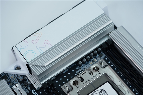 支持AMD锐龙线程撕裂者7000！技嘉TRX50 AERO D主板图赏