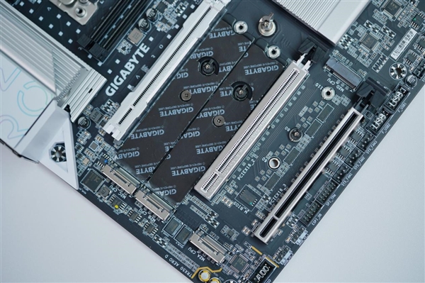 支持AMD锐龙线程撕裂者7000！技嘉TRX50 AERO D主板图赏