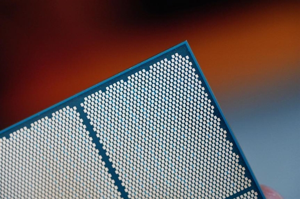 32核64线程！AMD锐龙7970X处理器图赏