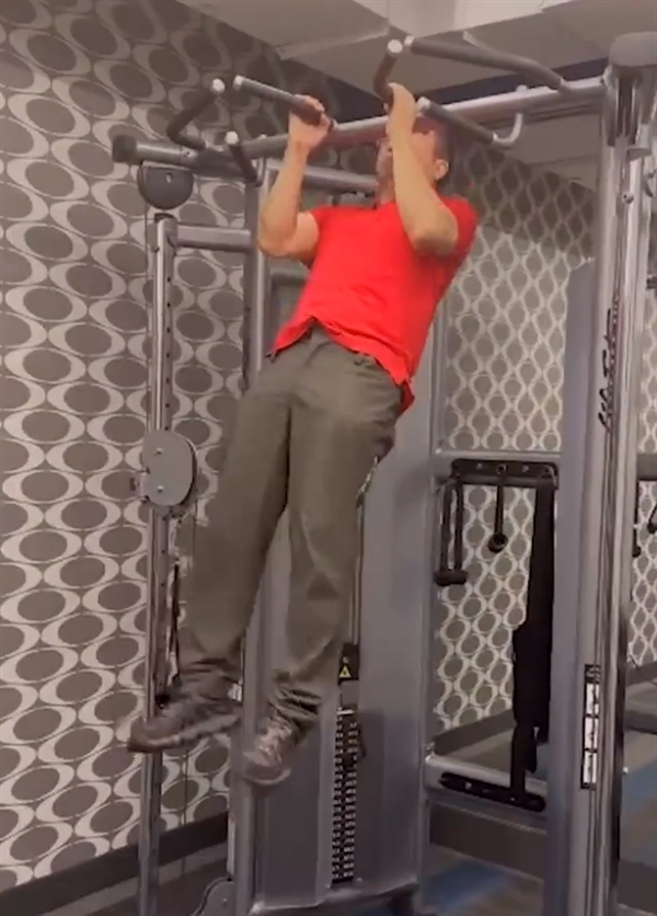 53岁周鸿祎发起引体向上挑战赛：一口气连做八个