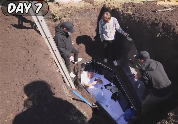 美国2亿粉丝网红挑战被活埋7天！结果得了幽闭恐惧症