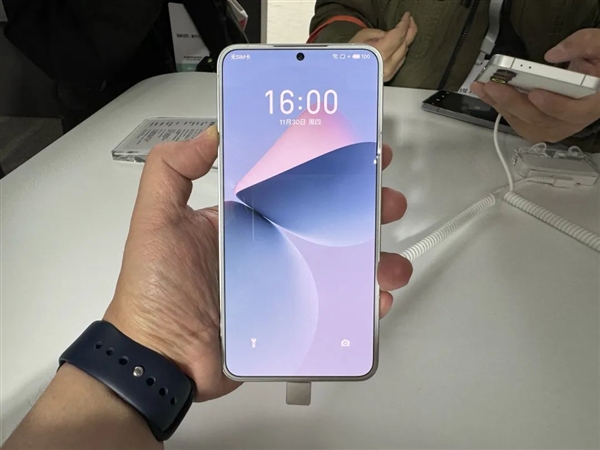 新手机、新眼镜、新车:魅族终于有国际大厂那味儿了