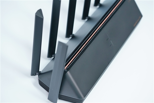 Wi-Fi 7路由只要899元！小米路由器7000图赏