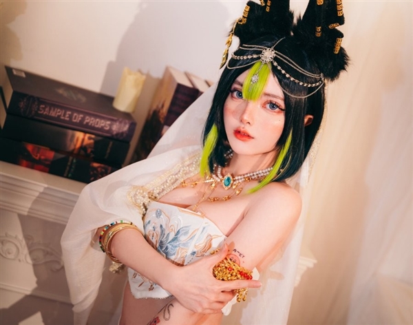 国外美女Cos《原神》性感提纳里：纯欲风 难以抵抗