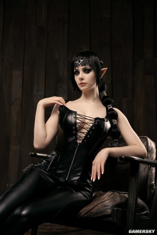 俄妹COS《博德之门3》影心：深V皮裤凸显绝美身材