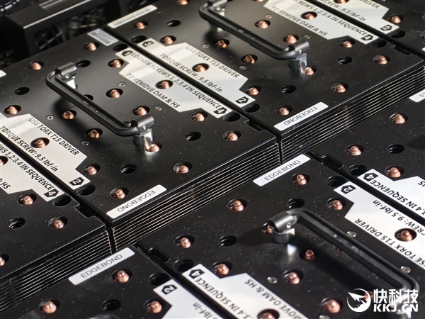 AMD MI300加速器官方、真机美图：八路并行 堪称艺术品