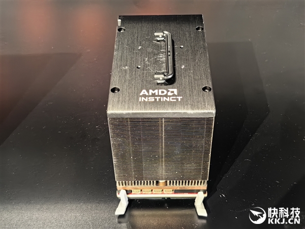 AMD MI300加速器官方、真机美图：八路并行 堪称艺术品