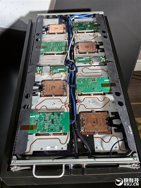 AMD MI300加速器官方、真机美图：八路并行 堪称艺术品