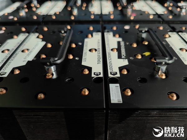 AMD MI300加速器官方、真机美图：八路并行 堪称艺术品