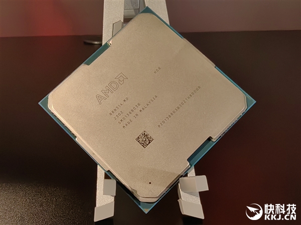 AMD MI300加速器官方、真机美图：八路并行 堪称艺术品